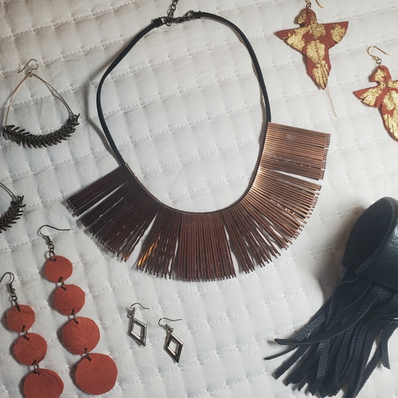 Chic Gold and Black Fringe Necklace Set - Picture 4 of 15